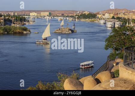 Beau paysage avec des bateaux felouques sur le fleuve Nil à Assouan au coucher du soleil, Egypte, Afrique Banque D'Images