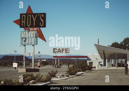 Amboy, Californie, novembre 2013 : célèbre café Roy's et station-service à côté de la classique route 66 Banque D'Images