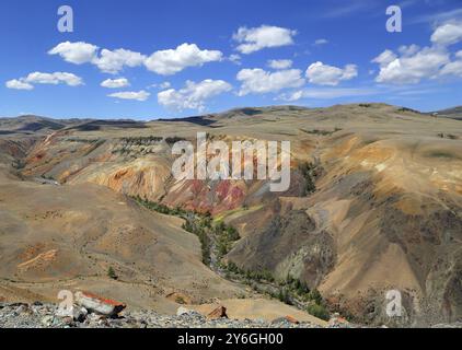 Paysage avec dépôt d'argile colorée dans les montagnes de l'Altaï ou la vallée de mars Banque D'Images