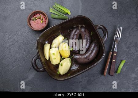 Nourriture, saucisses de sang de MORCILLA espagnoles et argentines avec pommes de terre et sauce chili Banque D'Images