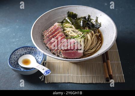 Nourriture, steak de thon ramen. Soupe japonaise avec nouilles ramen, miso, steak de thon frit et algues Banque D'Images