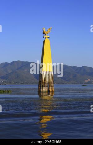 Pylône d'oiseau doré, point de repère sur le lac Inle, Myanmar (Birmanie) Banque D'Images