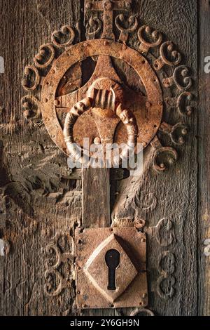 Serrure de porte ancienne, ancienne, ancienne et rétro rouillée avec poignée montée sur une porte en bois abîmé Banque D'Images