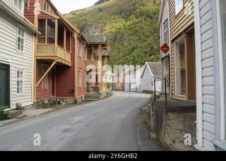 Laerdal, Sogn og Fjordane, Norvège, mai 2015 : scène de rue avec des maisons typiques et historiques de Laerdal ou Laerdalsoyri en Norvège, Europe Banque D'Images