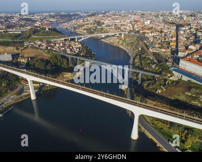 Vue aérienne sur les ponts et le fleuve Douro à Porto le matin, Portugal, Europe Banque D'Images