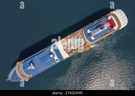 Vue aérienne du dessus d'un grand bateau de croisière ancré Banque D'Images
