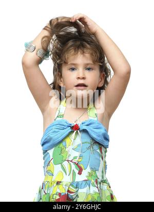 Adorable petite fille lève ses cheveux avec les mains Banque D'Images