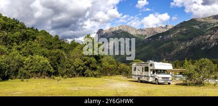 Camping dans les Andes chiliennes de montagne d'Argentine. Voyage en famille voyage vacances sur Camping RV dans les Andes Banque D'Images