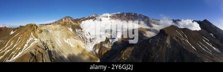 Panorama aérien du cratère avec fumerolles du volcan Mutnovsky actif, Kamchatka, Russie, Europe Banque D'Images