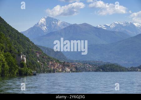 Paysage sur le lac de Côme entre montagnes en Italie, Lombardie Banque D'Images