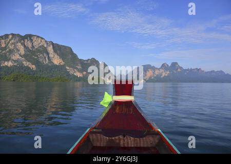 Vue du bateau à longue queue en mouvement sur le lac Cheow LAN au parc national de Khao Sok en Thaïlande Banque D'Images