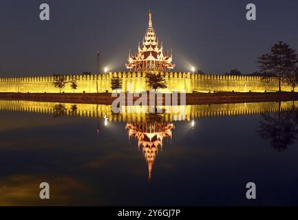 Vue de nuit fort ou Palais Royal de Mandalay, Myanmar (Birmanie) Banque D'Images