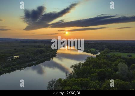 Vue aérienne paysage du lever ou coucher du soleil avec forêt et rivière Banque D'Images