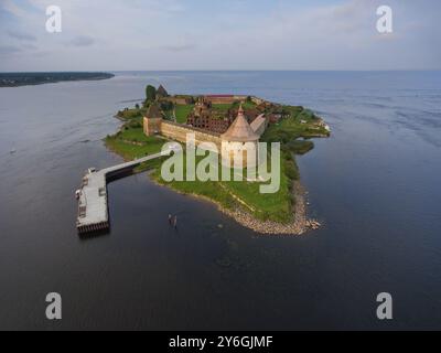 Vue aérienne sur la forteresse Oreshek sur l'île dans la rivière Neva près de la ville de Shlisselburg, région de Leningrad, Russie, Europe Banque D'Images