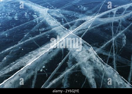 Fond gelé du lac Baikal. Bleu transparent clair glace lisse avec des fissures profondes. Célèbre monument naturel de la Russie Banque D'Images