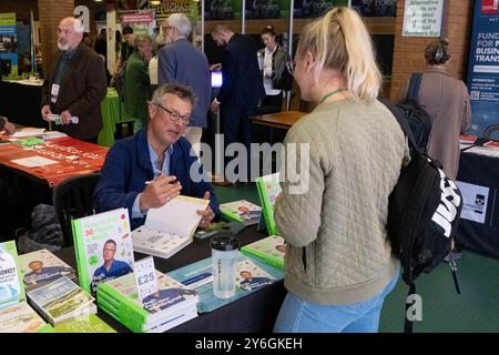 Uttoxeter, personnel, Royaume-Uni. 20 septembre 2024. Hugh Fearnley-Whittingstall signe son nouveau livre à la Midlands Climate Expo 2024. Mark de crédit Lear/Alamy Banque D'Images