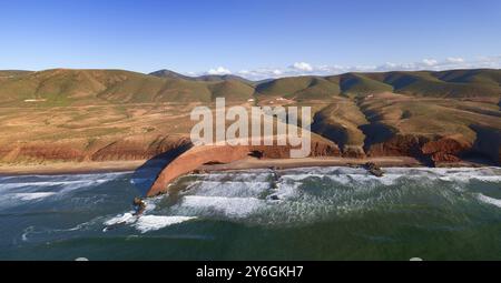 Vue aérienne sur la plage de Legzira avec rochers sur la côte atlantique au Maroc Banque D'Images