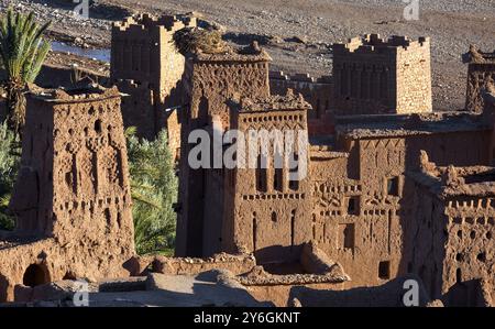 Tours de Kasbah ait Ben Haddou dans les montagnes de l'Atlas au coucher du soleil, Maroc, Afrique Banque D'Images