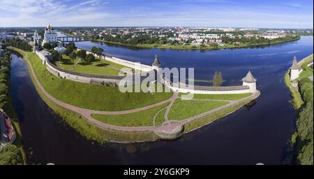 Vue panoramique aérienne du Kremlin de Pskov et de l'église de la cathédrale de la Trinité, Russie, Europe Banque D'Images