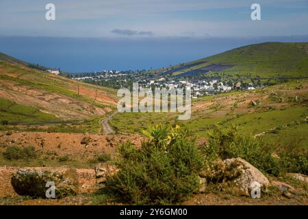 Vue sur le village de Haria sur Lanzarote, les îles Canaries, et la vallée des mille palmiers Banque D'Images