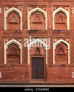 Fragment de construction avec porte dans le fort rouge Agra Inde Banque D'Images