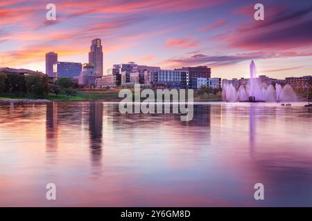 Omaha, Nebraska, États-Unis. Image de paysage urbain du centre-ville d'Omaha, Nebraska avec reflet de la ligne d'horizon au magnifique coucher de soleil d'automne. Banque D'Images