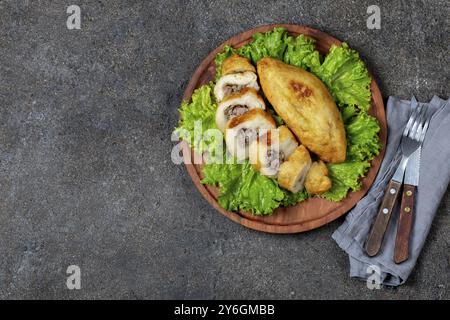 Nourriture, nourriture, PÉRUVIEN plat traditionnel CHILIEN PAPA RELLENA viande farcie purée de pommes de terre sur assiette en bois Banque D'Images