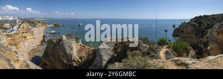 Lagos, Portugal, septembre 2022 : vue panoramique sur Praia de Dona Ana sur la côte de l'Algarve, Europe Banque D'Images