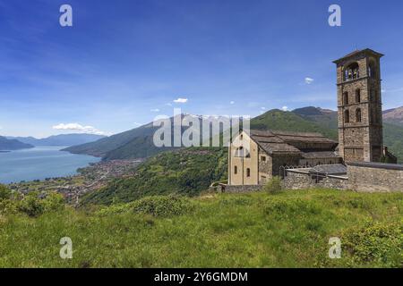 Paysage avec vieille église près du lac de Côme entre les montagnes en Italie Banque D'Images