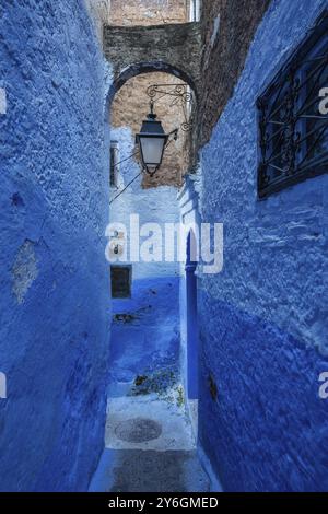 Vieille rue bleue traditionnelle avec lanterne à l'intérieur de la médina de Chefchaouen, Maroc, Afrique Banque D'Images