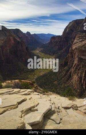 Parc national de Zion dans l'Utah, vue depuis Angels Landing. Voyages et tourisme. Vertical Banque D'Images