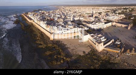 Panorama aérien de la vieille ville médiévale d'Essaouira sur la côte atlantique au coucher du soleil, Maroc, Afrique Banque D'Images