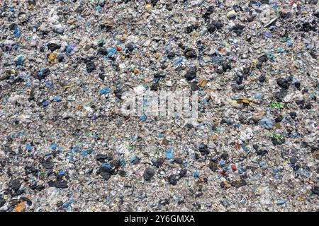 Vue aérienne du dessus du stockage ouvert des déchets ménagers solides. Violation de l'environnement et de la pollution des sols avec des bouteilles en plastique, des sacs et d'autres hazardo Banque D'Images