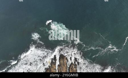 Drone vue aérienne de la côte d'arco Calan près de Constitucion Chili, océan Pacifique, vue de dessus Banque D'Images