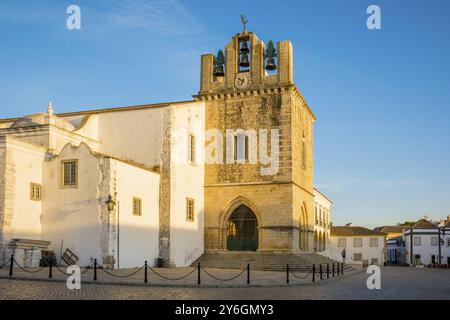 Faro, Portugal, septembre 2022 : vue sur la cathédrale de Faro à Largo da se dans la vieille ville, Europe Banque D'Images