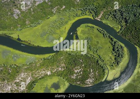 Vue aérienne de Rijeka Crnojevica, bateaux sur la belle rivière entre les montagnes qui se jettent dans le lac Skadar, Monténégro, Europe Banque D'Images