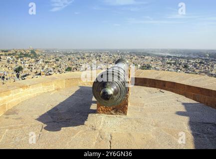 Vieux canon sur le toit du fort de Jaisalmer en Inde Banque D'Images