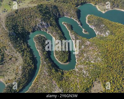 Vue aérienne de dessus sur les méandres de la rivière rocheuse, Serbie et Monténégro Banque D'Images