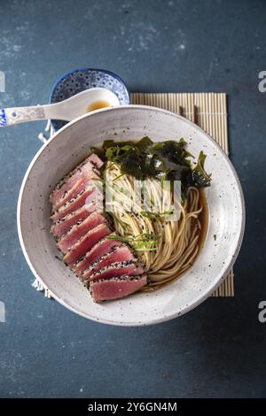 Nourriture, steak de thon ramen. Soupe japonaise avec nouilles ramen, miso, steak de thon frit et algues Banque D'Images