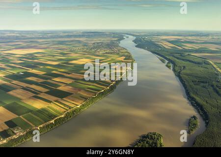 Vue aérienne haute des champs colorés sur la haute rive du Danube en Serbie Banque D'Images