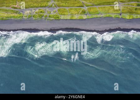 Vue aérienne de dessus de la plage Khalaktyrsky avec sable noir sur la péninsule du Kamtchatka, Russie, océan Pacifique, Europe Banque D'Images