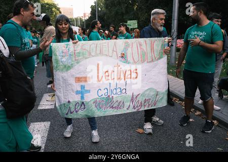 Madrid, Espagne. 25 septembre 2024. Plusieurs personnes lors d'une manifestation pour réclamer la réduction de la journée d'enseignement dans l'enseignement public à la Puerta del sol à Madrid le 25 2024 septembre en Espagne crédit : Sipa USA/Alamy Live News Banque D'Images