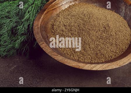 Photographie culinaire, aneth séché, dans un bol en céramique, un bouquet d'aneth frais, assaisonnement, vue de dessus, pas de gens Banque D'Images