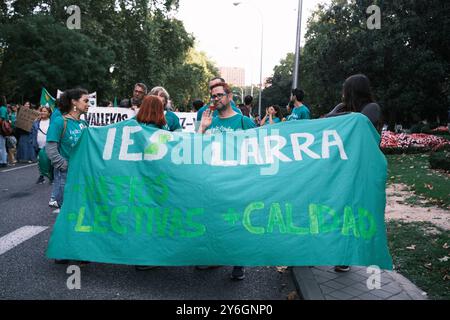Madrid, Espagne. 25 septembre 2024. Plusieurs personnes lors d'une manifestation pour réclamer la réduction de la journée d'enseignement dans l'enseignement public à la Puerta del sol à Madrid le 25 2024 septembre en Espagne crédit : Sipa USA/Alamy Live News Banque D'Images