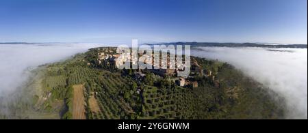 Vieille ville italienne au sommet d'une colline dans le brouillard. Vue panoramique aérienne en Toscane Banque D'Images