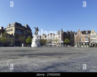 Gand, Belgique, avril 2021 : vue sur la place de la ville de Vrijdagmarkt, dans le centre historique de Gand, Belgique, avec statue de Jacob van Artevelde et historique Banque D'Images