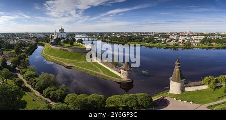 Vue panoramique aérienne du Kremlin de Pskov et de l'église de la cathédrale de la Trinité, Russie, Europe Banque D'Images