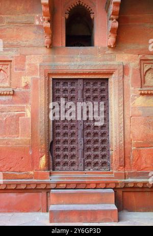 Fragment de construction avec porte dans le fort rouge Agra Inde Banque D'Images