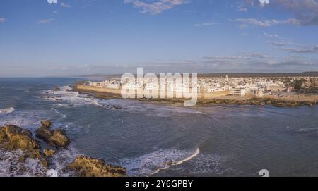 Panorama aérien de la vieille ville médiévale d'Essaouira sur la côte atlantique au coucher du soleil, Maroc, Afrique Banque D'Images