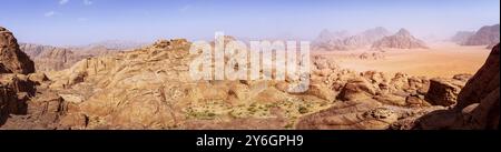 Panorama éclatant et coloré du désert de Wadi Rum en Jordanie, vu de Burdah Rock Mountain. Voyages et tourisme en Jordanie Banque D'Images